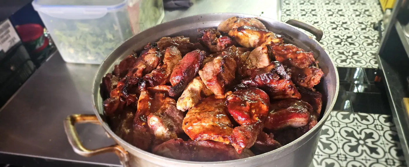 Cazuela de costilla adobada en salsa roja