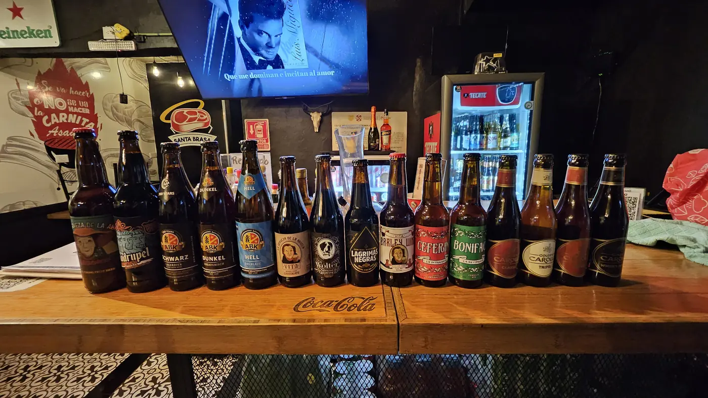 Fila de cervezas artesanales alineadas sobre la mesa