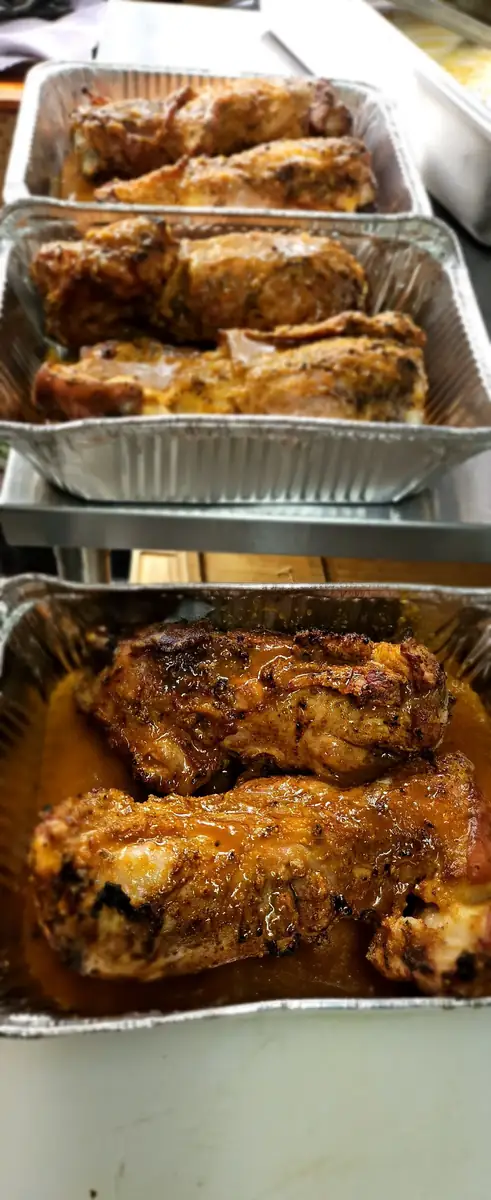 Costillas glaseadas con BBQ en charolas, saliendo del horno